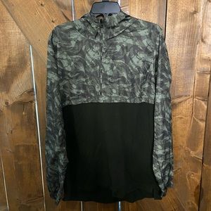 Under Armour fitted windbreaker/pullover